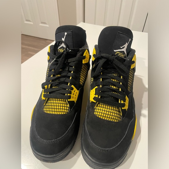 Nike Jordan 4 retro thunder men’s size 13 like new worn twice.